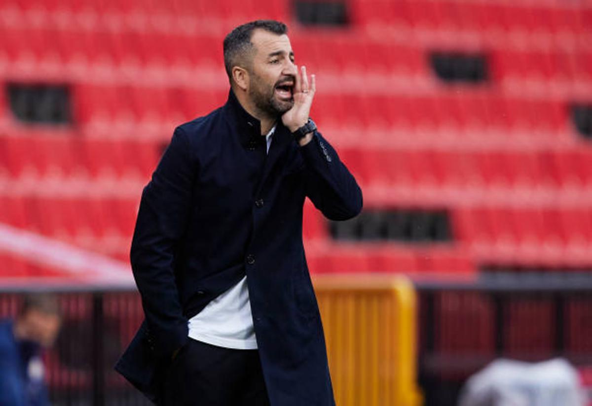 Leeds United make approach to replace Marcelo Bielsa