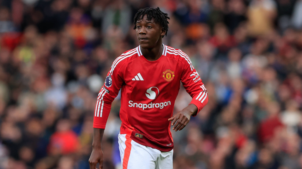 Kobbie Mainoo playing for Man United