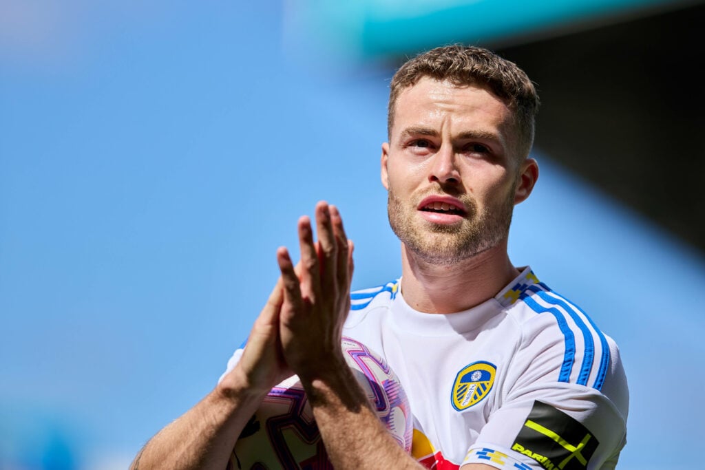 Gabriel Gudmundsson applauding